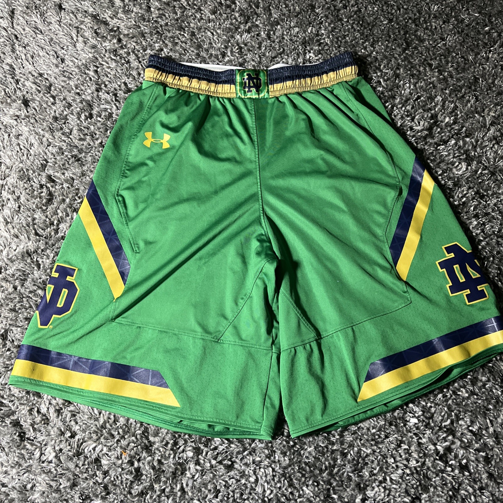 Notre Dame Fighting Irish Team Basketball Shorts Under Armour Green Small EUC