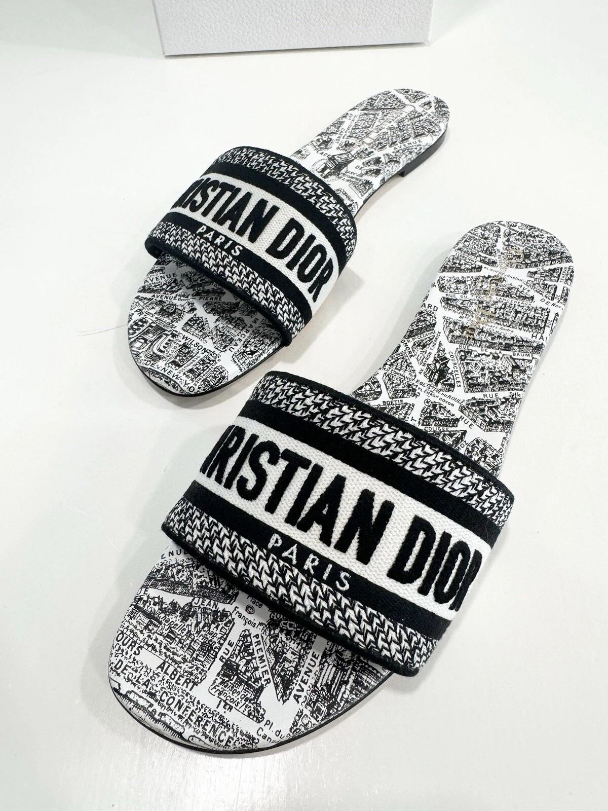 DIOR Dway Slide coton brodé blanc et noir avec motif Plan de Paris IT41