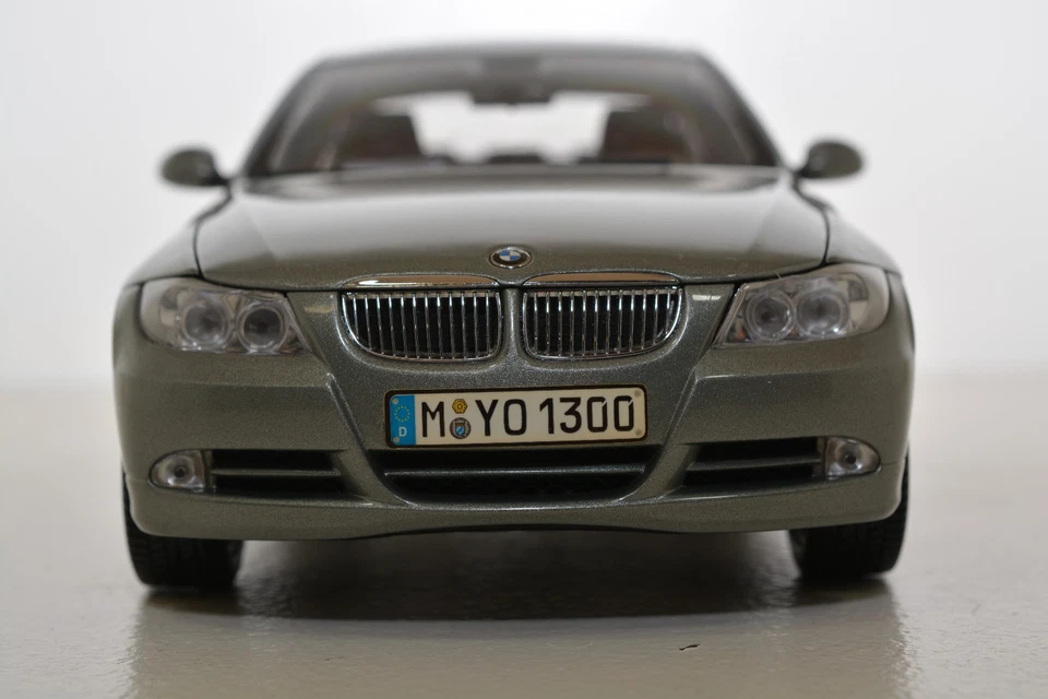 BMW 3er 330i E90 LIMOUSINE ARKTIS GREEN METALLIC 1:18 KYOSHO DEALER VERY RARE - Bild 2 von 4