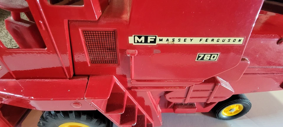 Vintage 1973 Ertl 1:20 Massey Ferguson 760 Combine Yellow Rim Rectangle Intake - Image 4 of 4