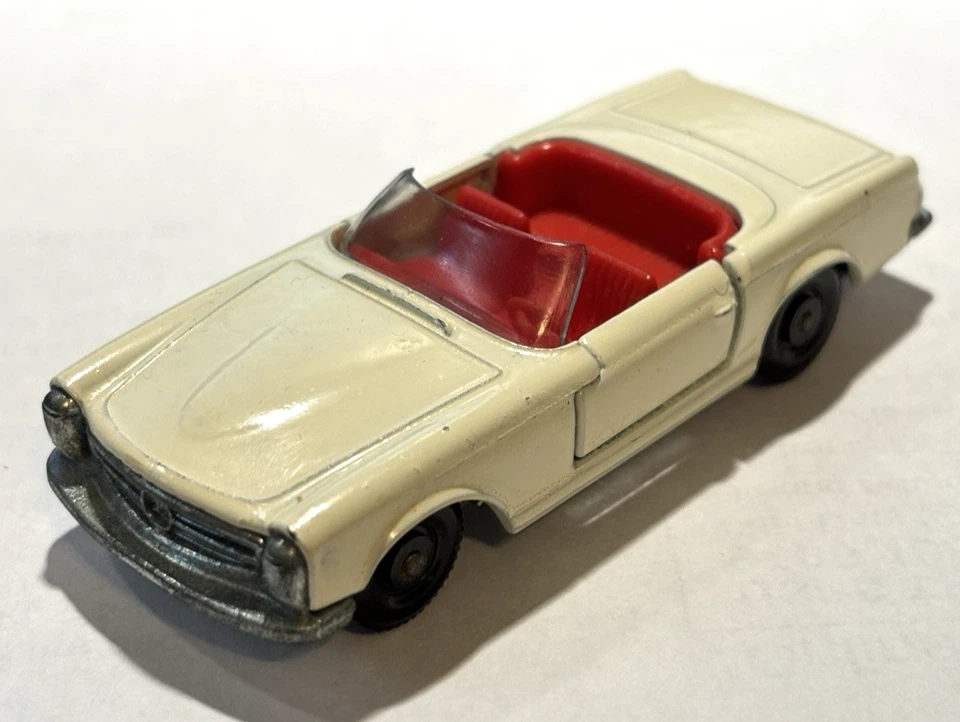 Matchbox Lesney No. 27 convertibles Mercedes 230 SL, marfil cremoso con interior rojo Foto 2 de 4