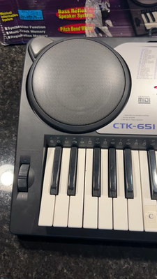 Casio CTK-651 Electronic Keyboard w/ Box – 61 Touch-Response Keys