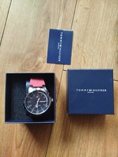 Tommy Hilfiger Herren-Armbanduhr mit Silikonarmband Rot Neu mit Box