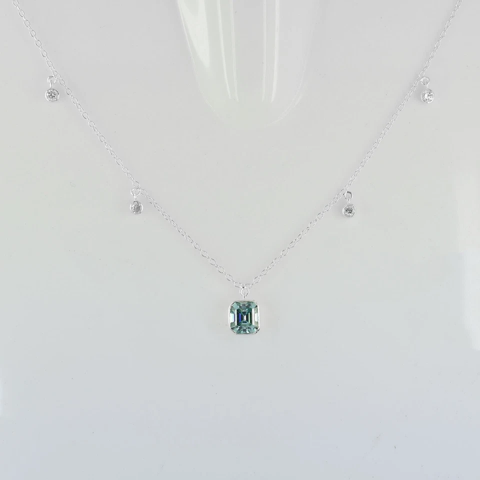 Collar solitario de diamantes blancos y azules de 3 quilates. Tachuelas de diamantes GRATIS Foto 3 de 4