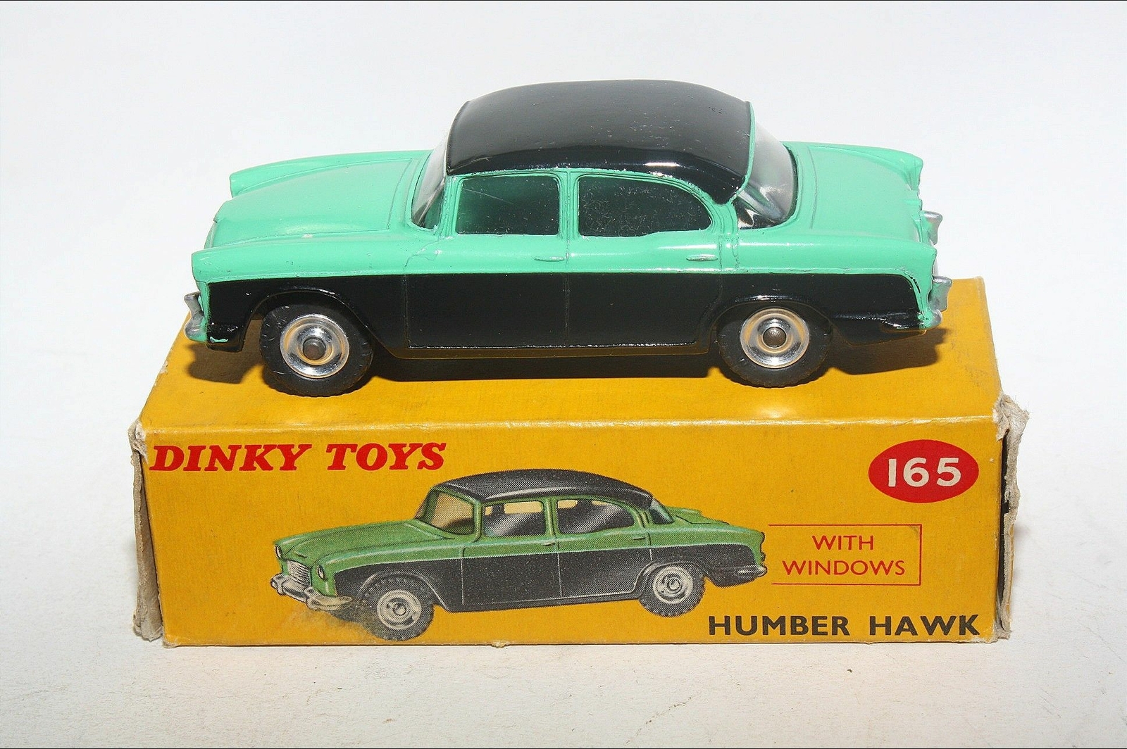 ヴィンテージのミニカー[ディンキー•トイズ]No.165ハンバー•ホークです。 Dinky 165, Humber Hawk - Free Price Guide & Review