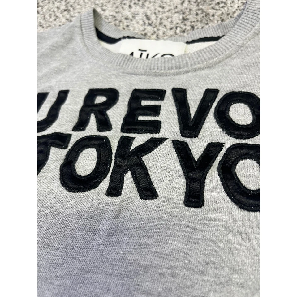 Sudadera para mujer AIKO gris cuello redondo Au Revoir Tokyo estampado gráfico talla M Foto 3 de 4