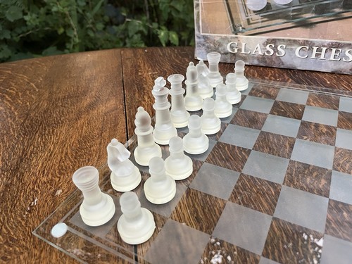 Vintage Glass Chess Set - including large chess board, playing pieces and case - Picture 12 of 21