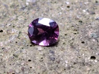 0,85 crt lila Spinell 