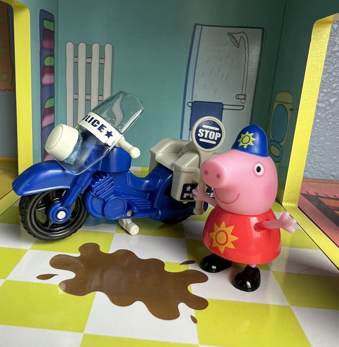 GC Rare Police Officer Peppa Pig & Her Police Motorcycle. Auldey