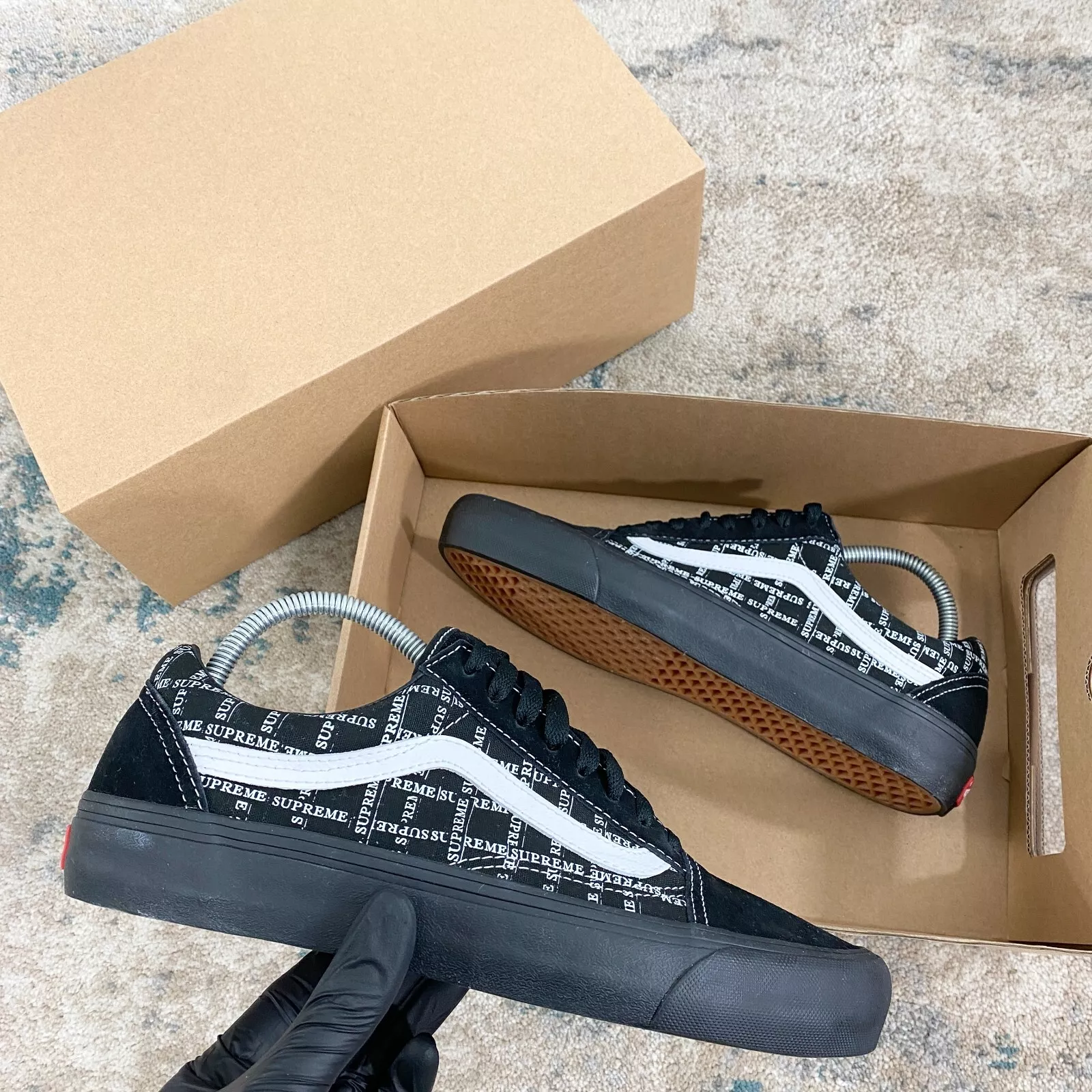 Baskets Vans x Supreme Old Skool Grid en noir et blanc prix de vente