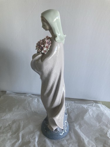 Lladro #5171, Madonna Our Lady with Flowers - MINT condition - Picture 7 of 9
