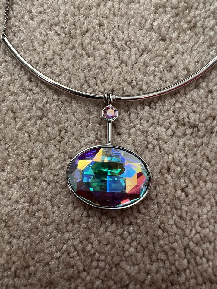 Collar y pendientes de glamour de cristal de piedra de toque Foto 4 de 4