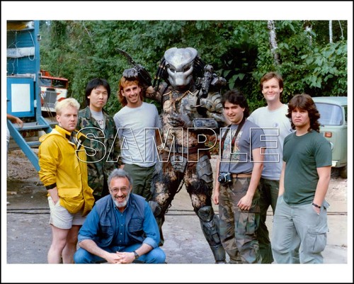 Foto 42 de Predator 1987 8X10 Kevin Peter Hall/Stan Winston y tripulación - Imagen 3 de 4
