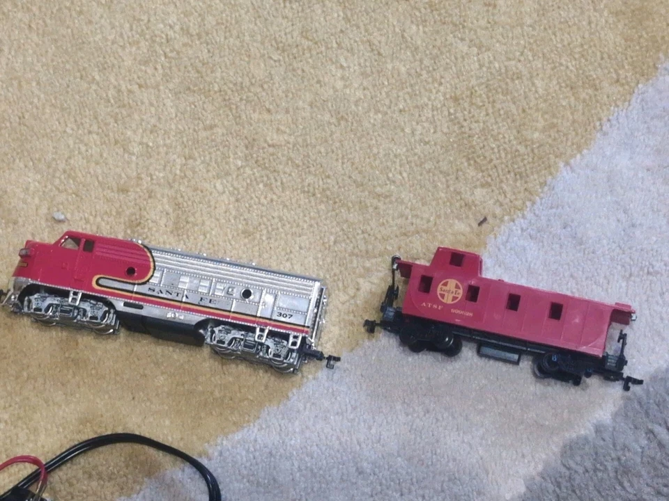 Bachmann HO Santa Fe 307 Toy Train Vintage With 15 Tracks & Car Working. - Image 2 of 3