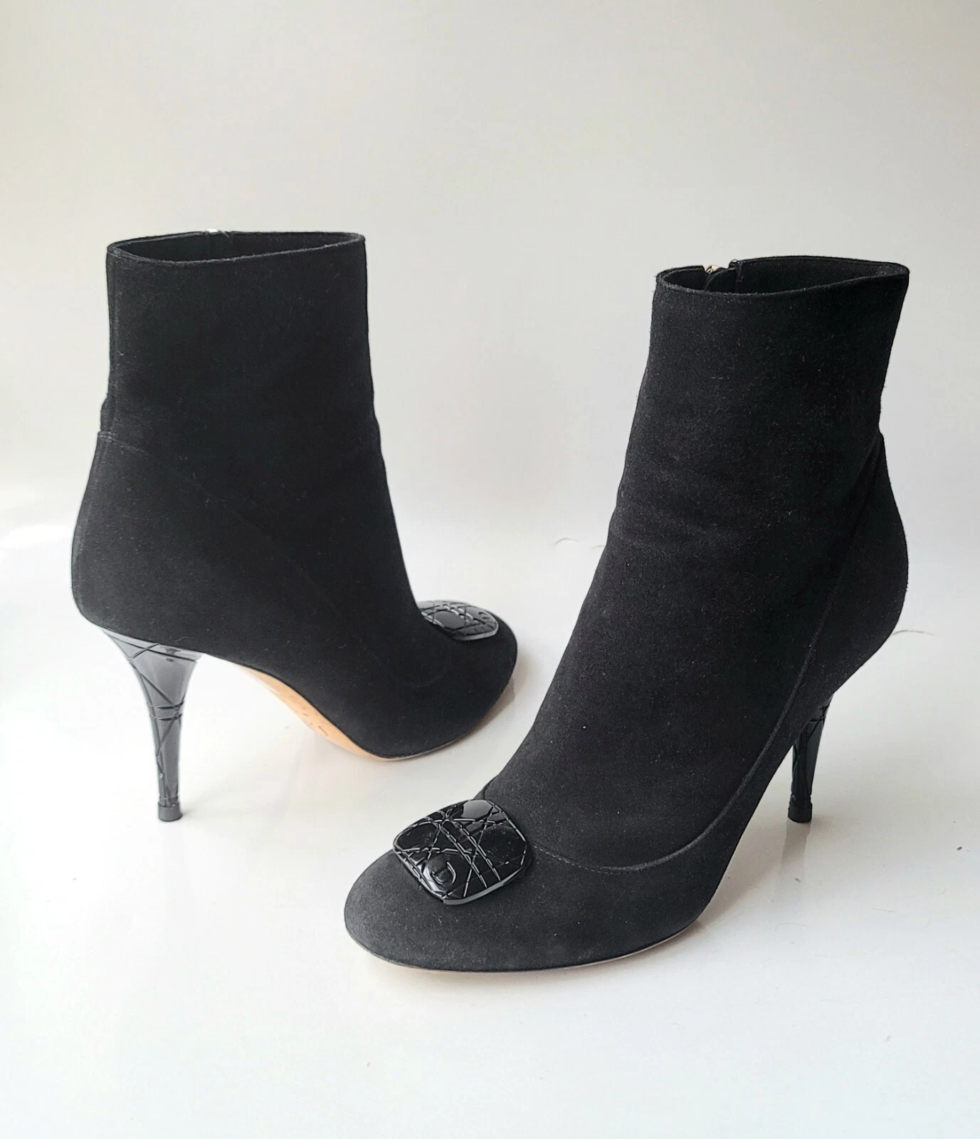 BOTTES DE CHEVILLE EN DAIM NOIR DIOR 38,5 US 8,5 ou 8 cannage talon matelassé boucle logo D