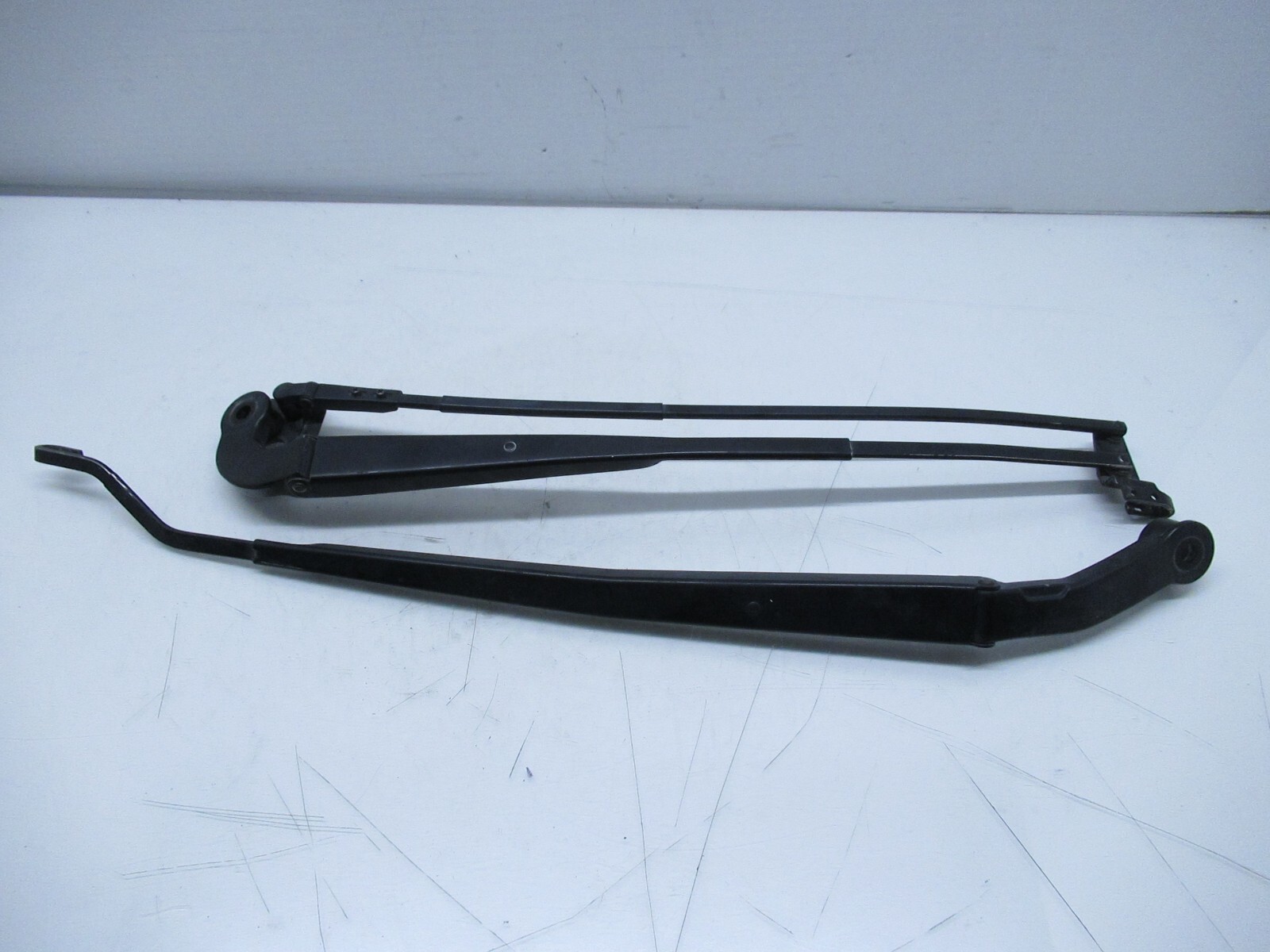 20012006 LEXUS LS430 FRONT LEFT / RIGHT WINDSHIELD WIPER ARM SET OEM