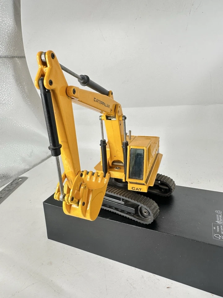 JOAL 216 1:50 SCALE CATERPILLAR C-225 EXCAVATOR Very Good Used - Image 2 of 4