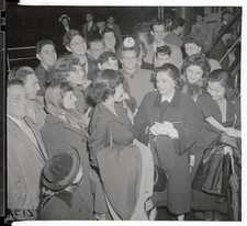 Judy Garland Signing Autograph In Crowd Of Fans 1951 Movies Old Photo