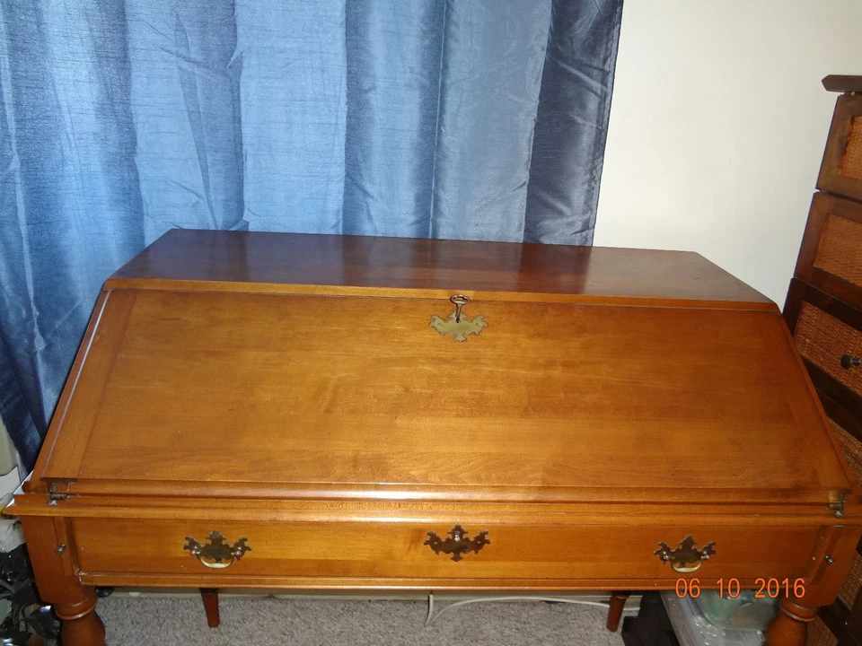 Hermoso escritorio antiguo de secretaria de arce de madera dura Sprague y Carleton y llave esbellada  Foto 3 de 4