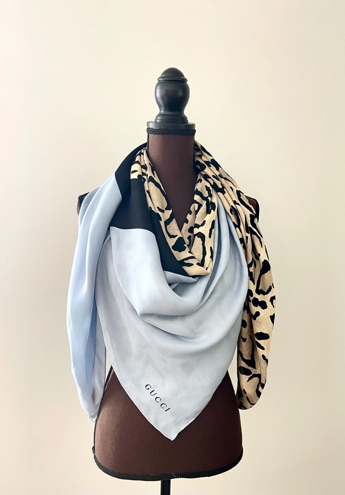 Écharpe châle Gucci oversize soie logo bleu mousseline imprimé animal léopard