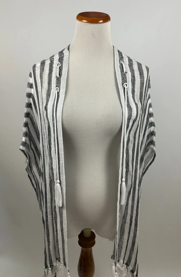 Envoltura Ruana de lino a rayas negras con borlas talla S/M de CHICO Foto 2 de 4