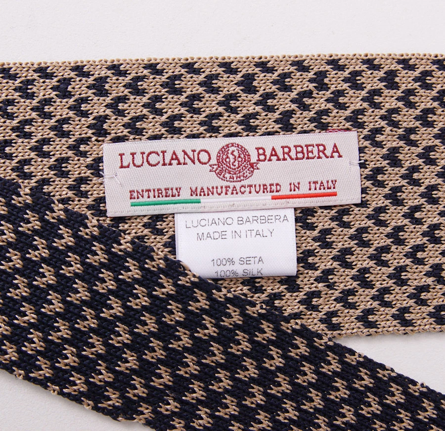 NUEVO CON ETIQUETAS $195 LUCIANO BARBERA Corbata delgada de seda tejida de 2,5" azul marino-bronceado patrón ordenado Foto 3 de 3