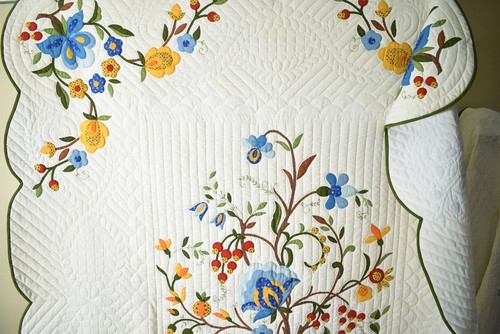 WELL QUILTED, Colorful Vintage Tree of Life Applique Antique Quilt! - Picture 11 of 11