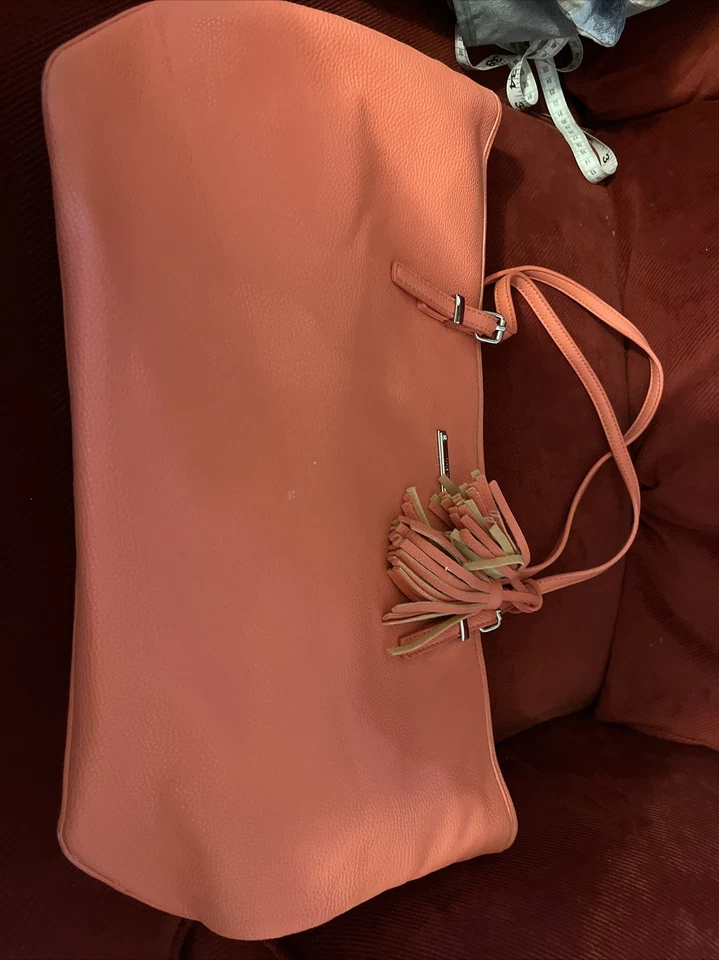 Cartera de mano grande con flecos de coral naranja Nine West de doble asa de 18" de ancho Foto 4 de 4