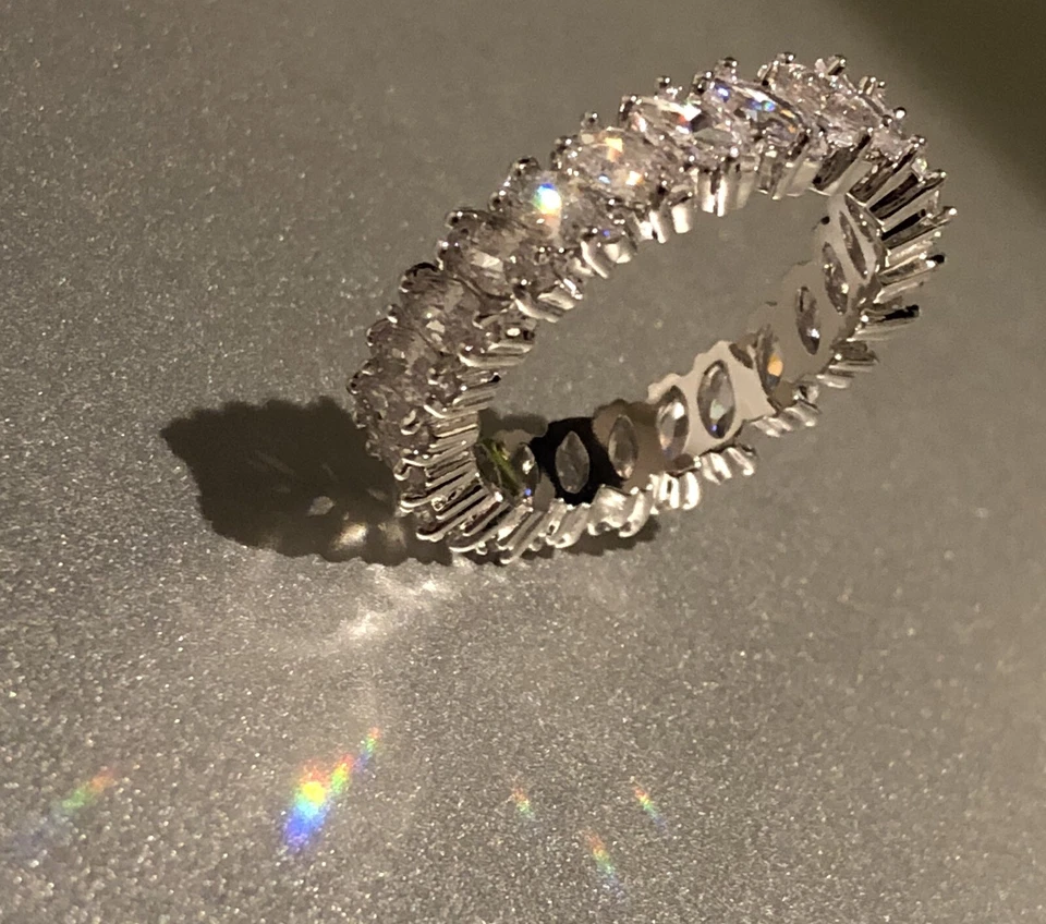 Anillo de eternidad lleno de oro blanco de 18k hecho con banda de aniversario de marquesa de Swarovski Foto 4 de 4