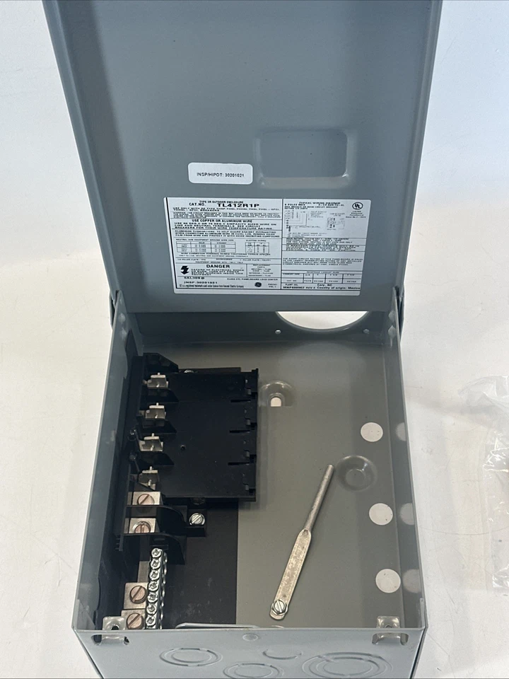 Panel de disyuntor de terminal principal exterior GE PowerMark Plus 125 A 4 espacios TL412R1P Foto 3 de 4
