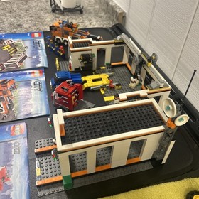 LEGO #7642 Garage &ndash; Complete w Instructions & Minifigs 2009 Retired & Rare!
