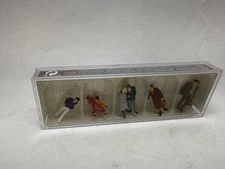 Preiser Item #10564 Pedestrians & Baby w/a stroller