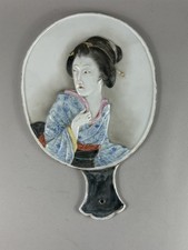 Antike japanische Porzellan Wandfächer Plakette mit Geisha Relief