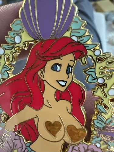 Disney Fantasy Anstecknadel Arielle mit lila Schleife Meeresblumen mit tollem Oberprofil LE - Bild 4 von 15