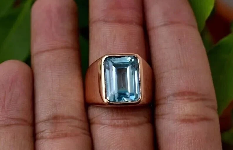 Anillo de banda para hombre de aguamarina moissanita corte esmeralda de 4,00 quilates enchapado en oro rosa de 14 quilates Foto 2 de 4