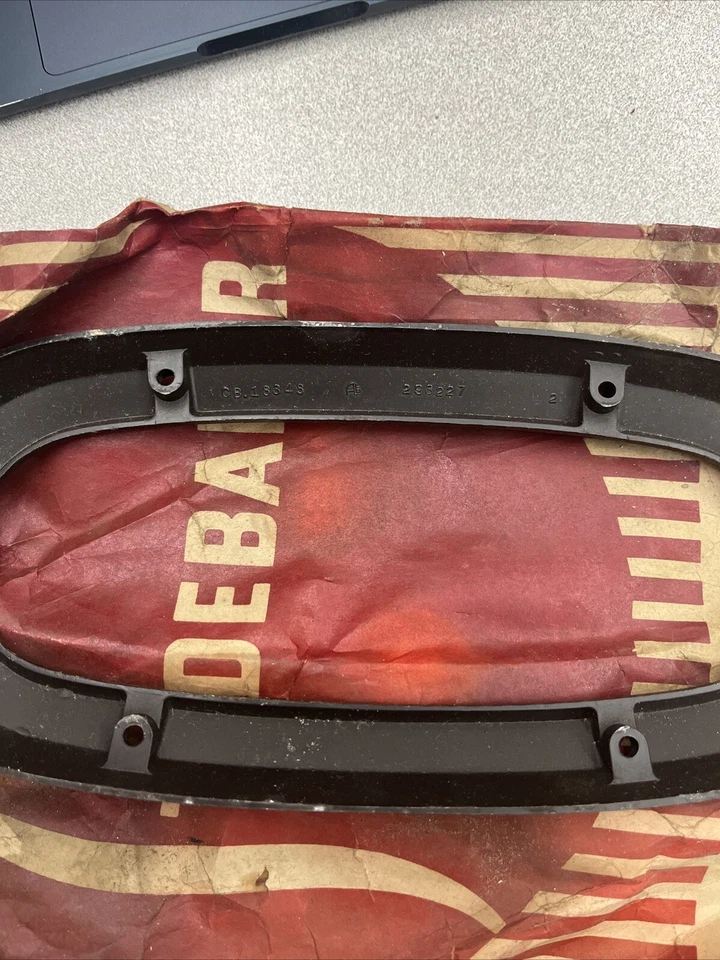 Studebaker Champion & Commander 1951 luz trasera bisel carcasa nuevo 293227 Foto 3 de 3