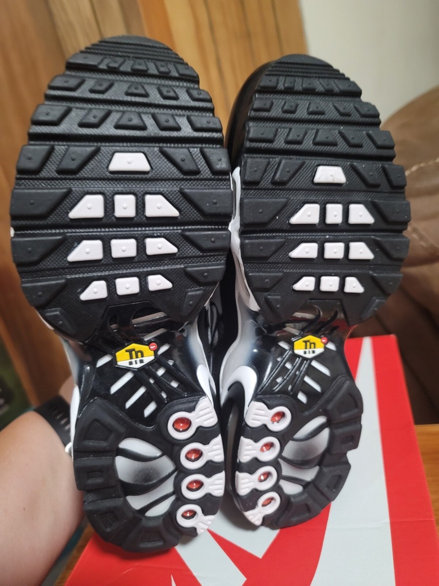 Nike Air Max Plus Low Black Metallic Silver -  Size 5.5 Mens/ Size  7 Women Buy Nike Wmns Air Max Plus  main image 2