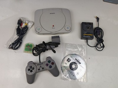 PsOne Konsole + Controller + Stromkabel AV Kabel + 1 Memory Card und Spiel