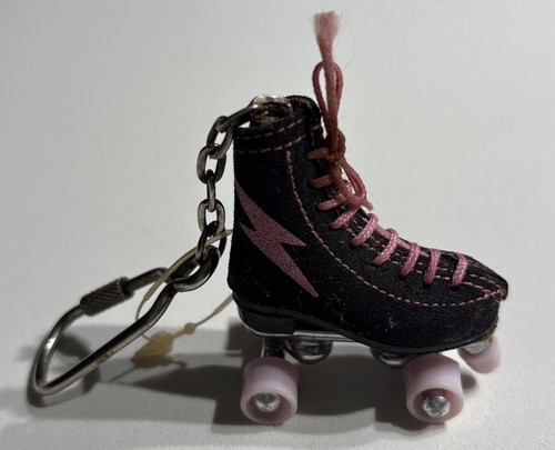 Vintage Mini Hot Pink Rollschuh mit rosa Schnürsenkeln Schlüsselanhänger Blitzschraube - Bild 1 von 10