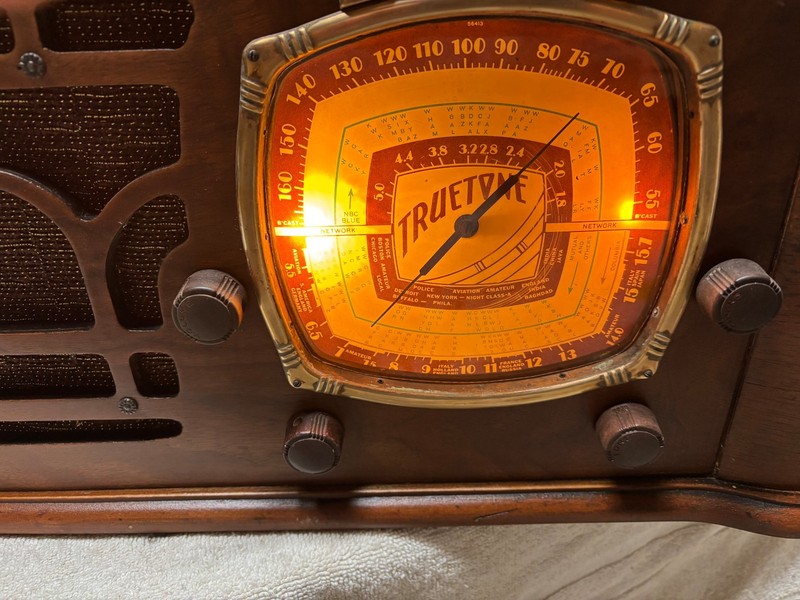 Excellent Truetone D724 multiband tube radio with colorful dial
