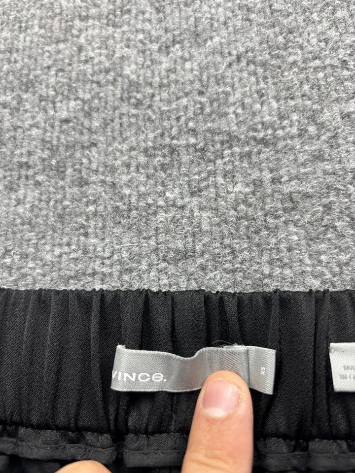 Pantalones Vince para mujer extra pequeños negros cintura elástica plisada pierna cónica Foto 2 de 4