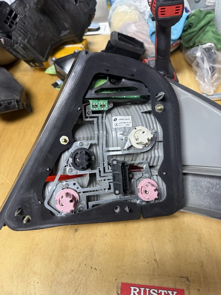 Luz trasera izquierda del lado del conductor luz trasera izquierda para 03-06 Mercedes S430 S500 W220 Foto 3 de 4