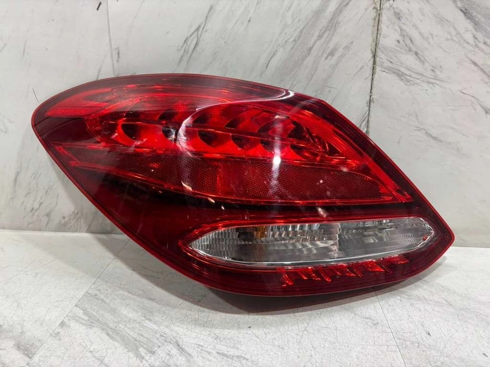 Luz trasera Mercedes Benz C300 C350 C400 2015-2018 OEM lado izquierdo halógena con LED Foto 3 de 4
