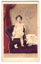 Fotografie Leopold F. Manley, London, niedliches kleines Mädchen zieht sich um, 