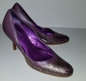 purple and gold pumps