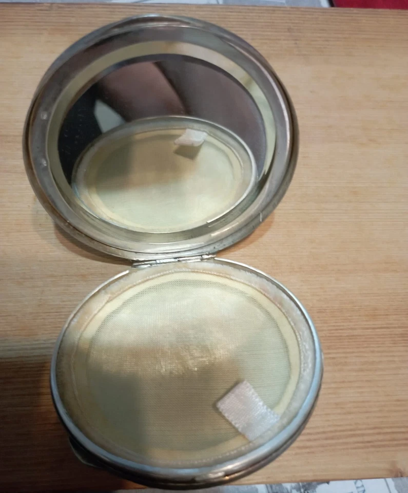 Specchietto vintage da borsetta in argento con portacipria e portarossetto - Immagine 3 di 4