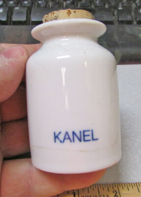 Eva Trio Porcelain Spice jar w cork stopper, by Ole Palsby, Kanel, repaired