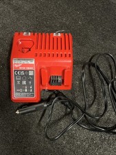 Milwaukee M12-18AC Ladeger&auml;t mit Kfz-Anschluss