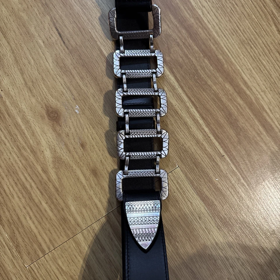 Cinturón deslizante ajustable Chico's de cuero negro plateado con eslabones de cadena Foto 2 de 4