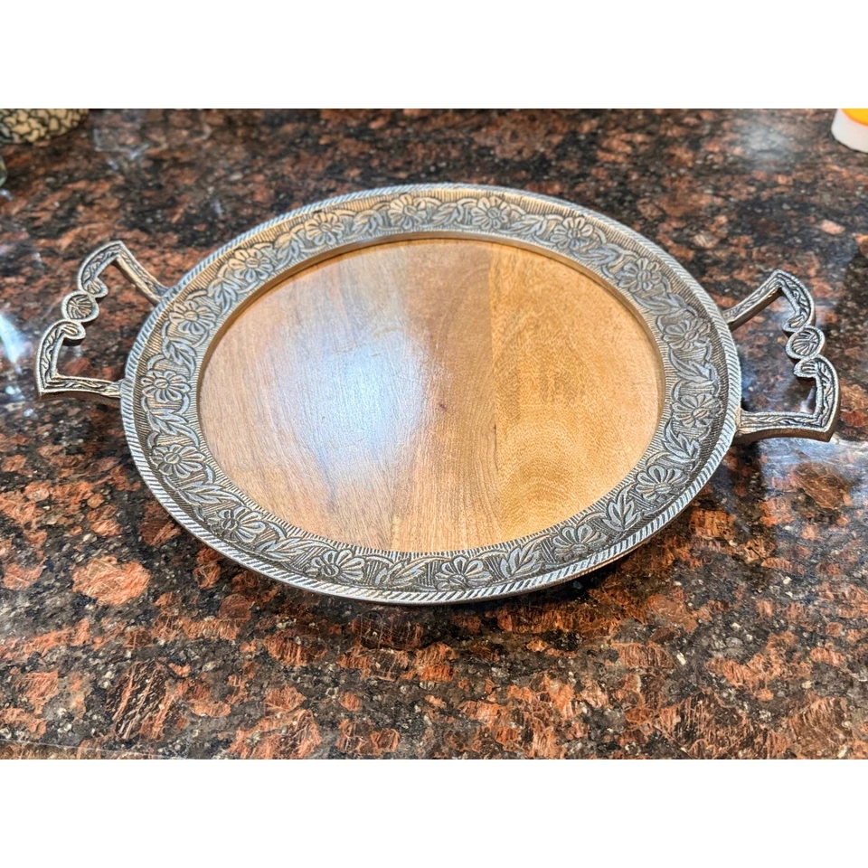 Antigua tabla de queso pan vintage decoración artística floral. Metal y madera tipo plata Foto 3 de 4